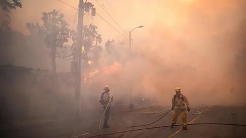 Kepala Pemadam Kebakaran Los Angeles Kristin Crowley menyebut hampir 26.000 orang dari lebih 10.000 rumah tangga dan 13.000 bangunan terancam kebakaran. (Apu Gomes/Getty Images North America/