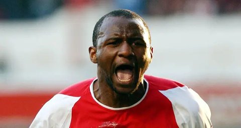Direktur Olahraga Real Madrid, Emilio Butragueno, menyebut Patrick Vieira sebagai pemain yang cocok untuk menambal lini tengah Real Madrid yang kurang maksimal setelah ditinggal Makalele. Dan pada 2004, kepindahannya hampir terjadi. Namun, sang pemain lebih memilih untuk bertahan satu musim lagi di Arsenal. (AFP/Nicolas Asfouri)