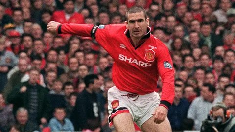 Pada musim 1995/1996, pelatih Real Madrid, Jorge Valdano, mendekati Eric Cantona untuk potensi transfer sensasional ke Madrid. Valdano mengungkapkan bahwa Cantona tampak sangat tertarik, bahkan ia meminta untuk mengganti rumput Bernabeu yang dianggapnya rusak. Namun, Cantona kemudian berubah pikiran dan menyatakan bertahan di Manchester United. (AFP/Gerry Penny)