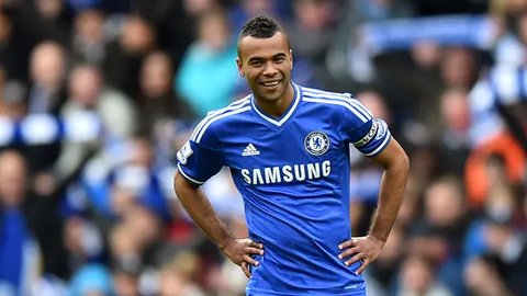 Pada 2009, Ashley Cole sempat mendapat tawaran dari Real Madrid. Ia mengakui bahwa meskipun sulit, saat itu ia mempertimbangkan untuk pindah. Namun, setelah berbicara dengan Ancelotti, Cole memutuskan untuk tetap bertahan. (AFP/Ben Stansall)