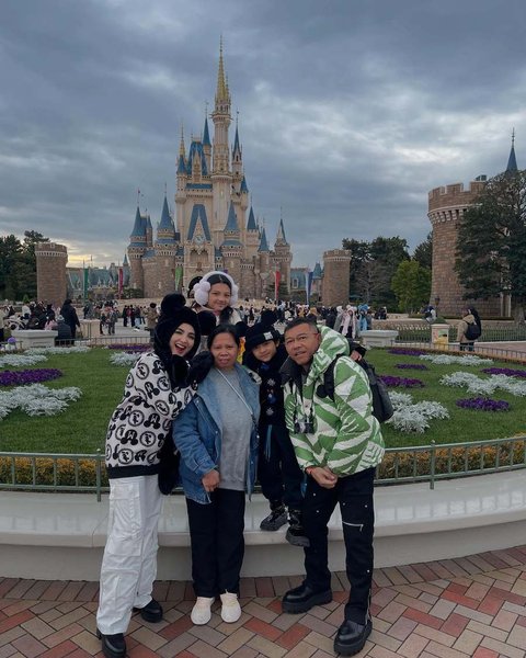Netizen menyebut Suwarsiha sebagai salah satu asisten rumah tangga artis yang begitu beruntung, mirip seperti Mbak Lala & Sus Rini di keluarga Raffi & Nagita.