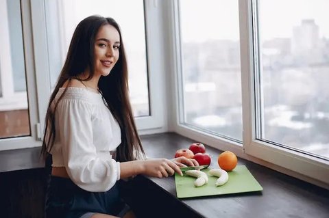wanita mencicip makanan copyrgiht/freepik