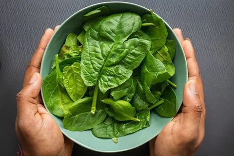 wanita mencicip makanan copyrgiht/freepik