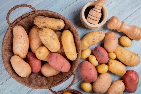 wanita mencicip makanan copyrgiht/freepik