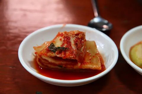 wanita mencicip makanan copyrgiht/freepik