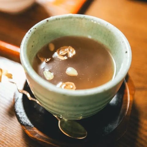 orang sedang membuat teh ginseng (ilustrasi oleh AI)