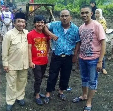 Potret Nurul Qomar dengan Grup Empat Sekawan (Sumber: Instagram/derry4sekawanreal)