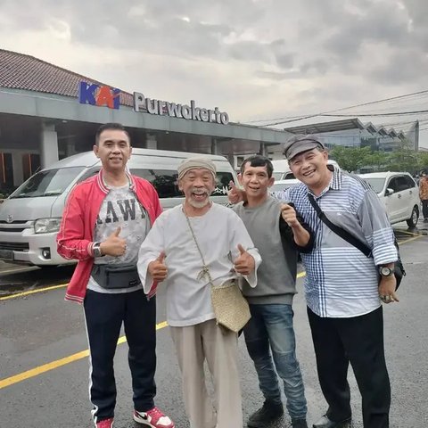 Potret Nurul Qomar dengan Grup Empat Sekawan (Sumber: Instagram/derry4sekawanreal)