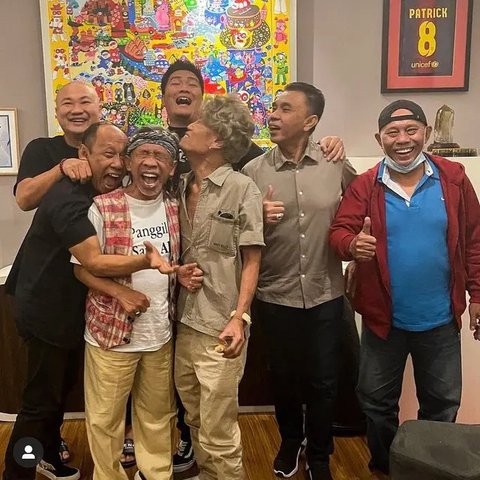 Potret Nurul Qomar dengan Grup Empat Sekawan (Sumber: Instagram/derry4sekawanreal)