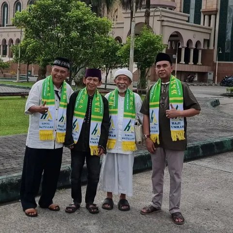 Potret Nurul Qomar dengan Grup Empat Sekawan (Sumber: Instagram/derry4sekawanreal)