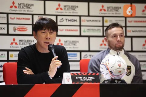 Pelatih Timnas Indonesia, Shin Tae-yong berbincang dengan Marc Klok, saat sesi latihan jelang melawan Timnas Vietnam di Stadion Madya, Senayan, Jakarta, Rabu (20/3/2024). (Bola.com/Bagaskara