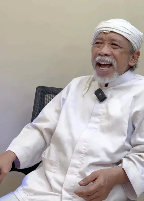 Komedian dan politikus Nurul Qomar dirawat di Rumah Sakit Umum Daerah Tangerang, Banten, diduga akibat efek kemoterapi kanker usus stadium 4C. (Foto: Dok. Instagram @abah.qomar)