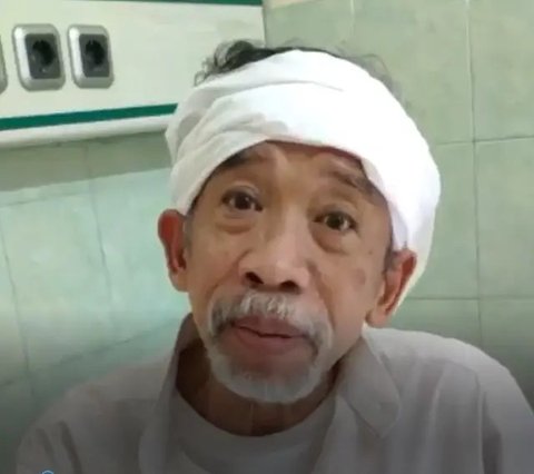 Komedian dan politikus Nurul Qomar dirawat di Rumah Sakit Umum Daerah Tangerang, Banten, diduga akibat efek kemoterapi kanker usus stadium 4C. (Foto: Dok. Instagram @abah.qomar)
