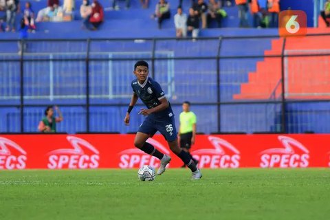 Jayus Hariono saat melepas umpan pada laga melawan Arema menghadapi Persita Tangerang. (Iwan Setiawan/Bola.com)