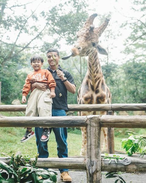 7 Potret Gala Sky Dibuat Menangis saat Foto Bareng Jerapah, Ekspresinya Bikin Gemas - Padahal Sebelumya Happy