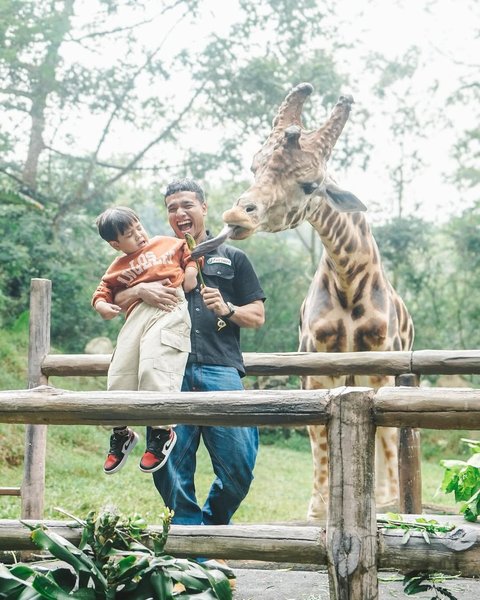 7 Potret Gala Sky Dibuat Menangis saat Foto Bareng Jerapah, Ekspresinya Bikin Gemas - Padahal Sebelumya Happy