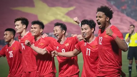 Pemain naturalisasi Timnas Vietnam, Nguyen Xuan Son, merayakan golnya ke gawang Singapura dalam semifinal leg kedua Piala AFF 2024 di Viet Tri Stadium, Minggu (29-12-2024). Vietnam menang