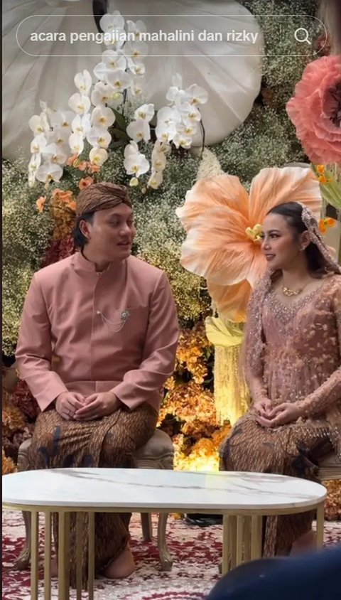 Momen Mahalini Wudhu dan Baca Al-Fatihah. (Sumber: TikTok/@yuarethewan/@keanuagl)