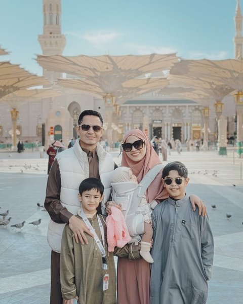 Alyssa Soebandono dan Dude Harlino mengajak anak-anak umrah ke Tanah Suci. Si bungsu yang baru berusia 8 bulan pun turut serta dalam perjalanan ini.