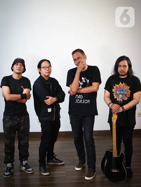 Grup band Bunga saat wawancara khusus dengan Liputan6.com di Jakarta, Rabu (8/1/2025). (Liputan6.com/Angga Yuniar)