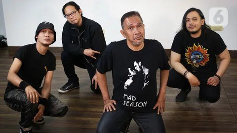 Grup band Bunga saat wawancara khusus dengan Liputan6.com di Jakarta, Rabu (8/1/2025). (Liputan6.com/Angga Yuniar)