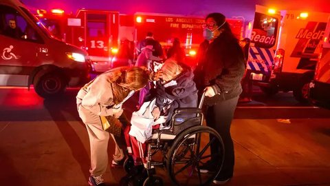 Kepala Pemadam Kebakaran Los Angeles Kristin Crowley menyebut hampir 26.000 orang dari lebih 10.000 rumah tangga dan 13.000 bangunan terancam kebakaran. (Apu Gomes/Getty Images North America/