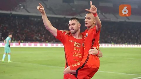 Selebrasi pemain Persija Jakarta, Riko Simanjuntak setelah mencetak gol penyeimbang 1-1 ke gawang Bhayangkara Presisi pada laga pekan ketiga BRI Liga 1 2023/2024 di Stadion Patriot Candrab