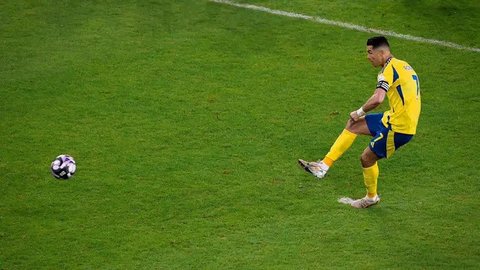 Pemain depan Nassr asal Portugal #7, Cristiano Ronaldo, merayakan gol kedua timnya selama pertandingan Liga Pro Saudi antara Al-Nassr dan Al-Akhdoud di Taman Al-Awwal di Riyadh, Jumat dini