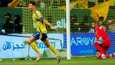Pemain depan Nassr asal Portugal #7, Cristiano Ronaldo, merayakan gol kedua timnya selama pertandingan Liga Pro Saudi antara Al-Nassr dan Al-Akhdoud di Taman Al-Awwal di Riyadh, Jumat dini
