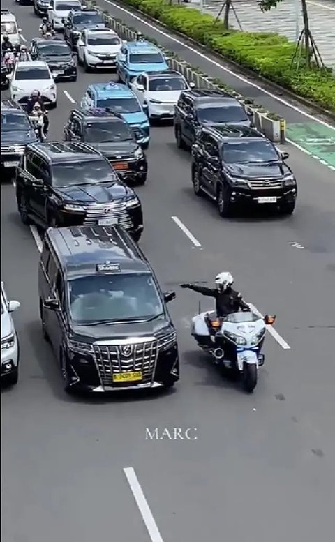 Mobil Berplat Nomor RI 36 yang Viral di X (Foto: X @txttransportasi)
