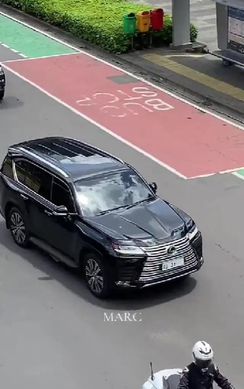 Mobil Berplat Nomor RI 36 yang Viral di X (Foto: X @txttransportasi)