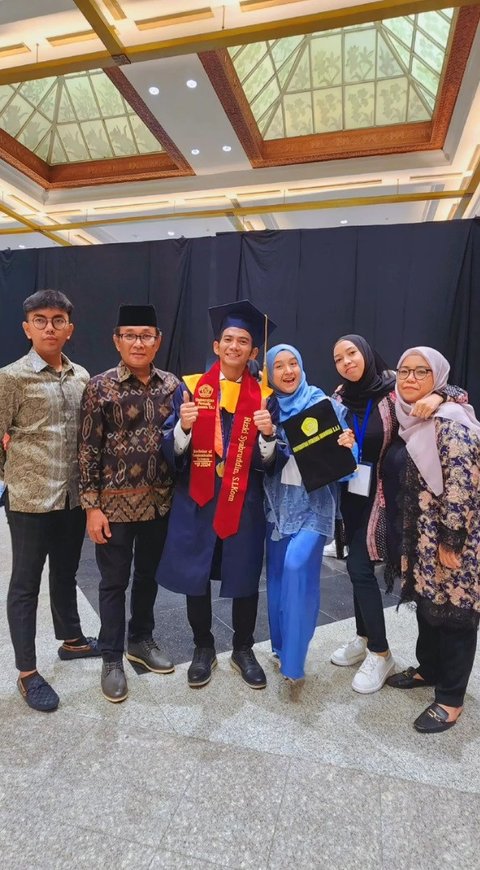 Sejumlah rekan selebritis dan netizen ikut memberi selamat di kolom komentar unggahan saudara kembar dari Ridho DA ini.&nbsp;
