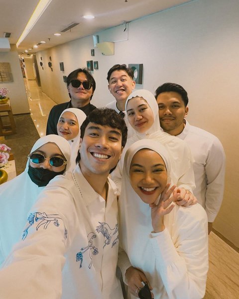 Vidi Aldiano Berangkat Umroh Bareng Keluarga dan Sahabat, Netizen Salfok dengan Mahalini