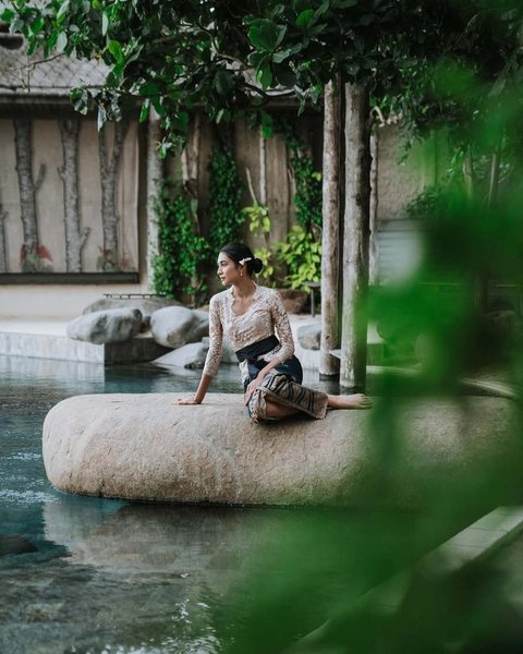 Dalam acara tersebut, Mikha memilih kebaya dengan model yang cukup simpel. Makeupnya pun tipis cenderung natural.