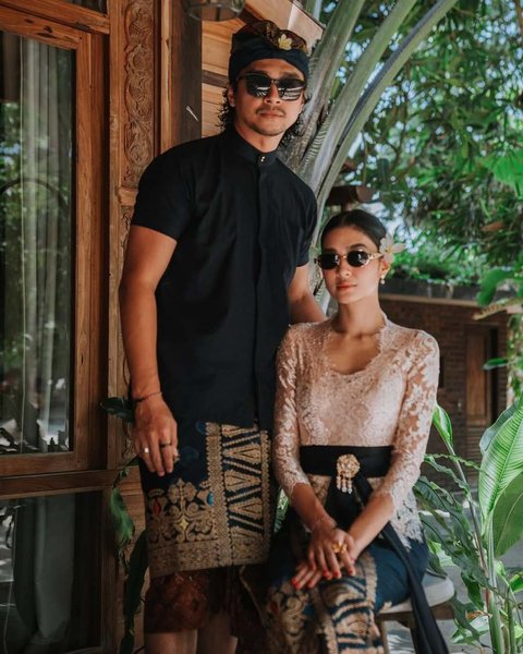 Pesona Mikha terpancar dengan sempurna. Kombinasi kebaya dan aksesori membuat auranya yang anggun makin terpancar.