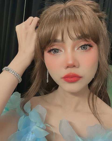 Bikin Pangling, Penampilan Rina Nose Cetar Membahana Bak Boneka