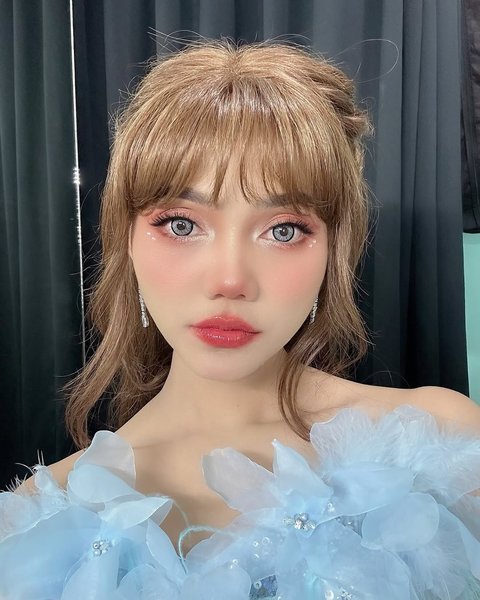 Bikin Pangling, Penampilan Rina Nose Cetar Membahana Bak Boneka