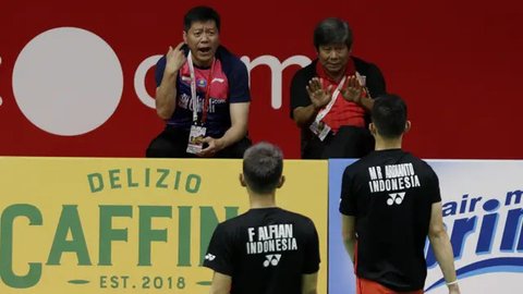 Pelatih Bulutangkis, Herry IP, memberikan pengarahan kepada Marcus Gideon dan Kevin Sanjaya saat simulasi Piala Sudirman 2017 di Cipayung, Jakarta (13/05/17). Piala Sudirman Digelar di Austra