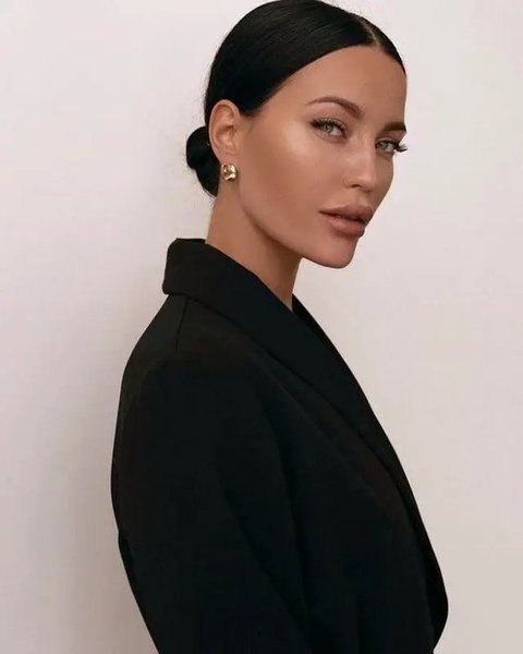 Short Wolf Cut menjadi gaya rambut yang mampu menghadirkan kesan edgy. Gaya rambut ini mudah diaplikasikan dan sempurna untuk membingkai wajah dengan sempurna. [Foto: Pinterest].