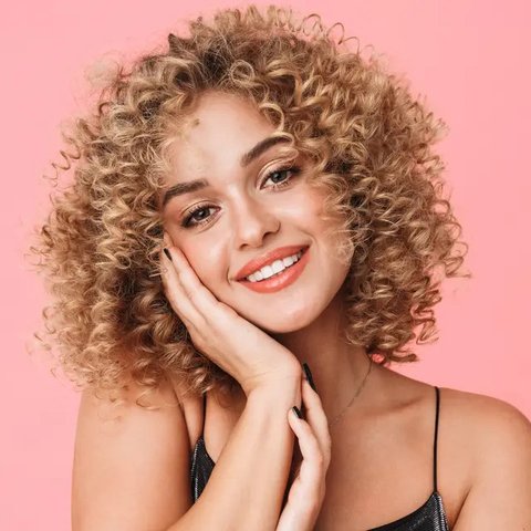 Short Wolf Cut menjadi gaya rambut yang mampu menghadirkan kesan edgy. Gaya rambut ini mudah diaplikasikan dan sempurna untuk membingkai wajah dengan sempurna. [Foto: Pinterest].