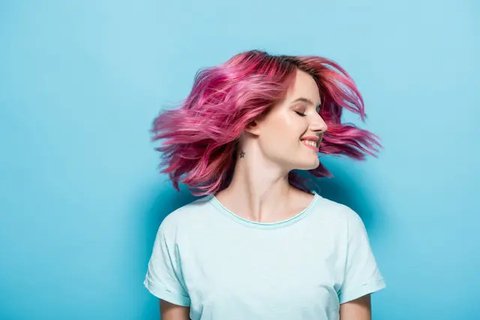 Short Wolf Cut menjadi gaya rambut yang mampu menghadirkan kesan edgy. Gaya rambut ini mudah diaplikasikan dan sempurna untuk membingkai wajah dengan sempurna. [Foto: Pinterest].