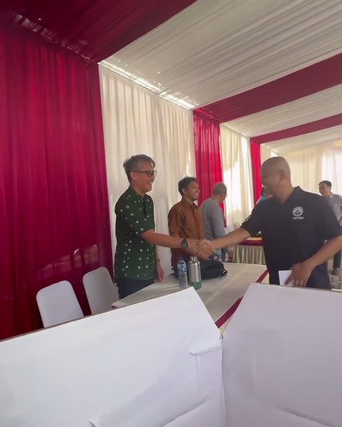 Tahun Baru Punya Jabatan Baru, Ernest Cokelat dan Nirina Zubir Kini Jadi Bapak - Ibu RT