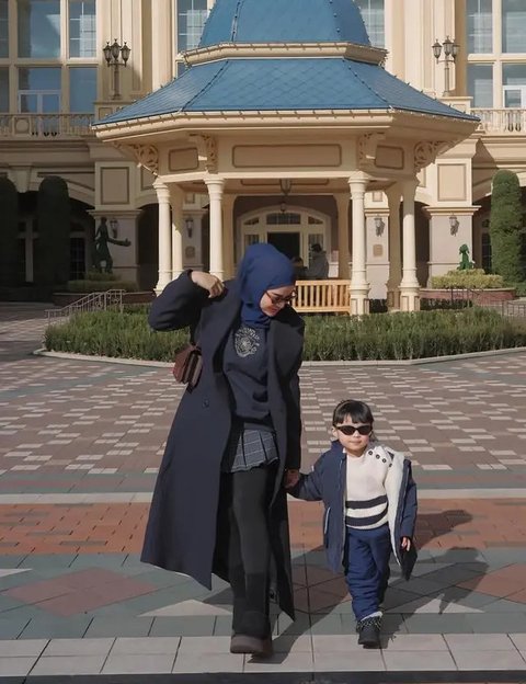 OOTD Aurel Hermansyah Kenakan Rok Mini. [@aurelie.hermansyah]