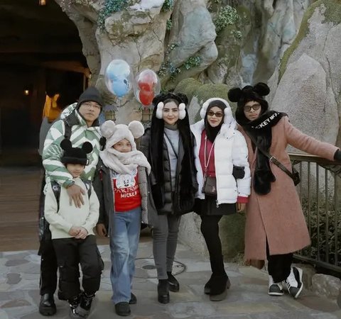 OOTD Aurel Hermansyah Kenakan Rok Mini. [@aurelie.hermansyah]