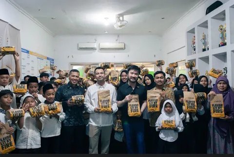 Utusan Khusus Presiden Bidang Pembinaan Generasi Muda dan Pekerja Sen Raffi Ahmad dan Rudy Salim berbagi makanan bergizi pada Jumat (10/01/2025)