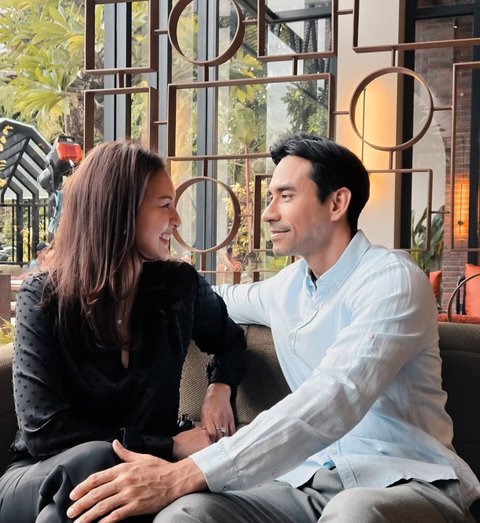Cinta yang Bertahan 18 Tahun, Potret Manis Donna Agnesia dan Darius Sinathrya