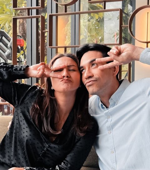 Cinta yang Bertahan 18 Tahun, Potret Manis Donna Agnesia dan Darius Sinathrya