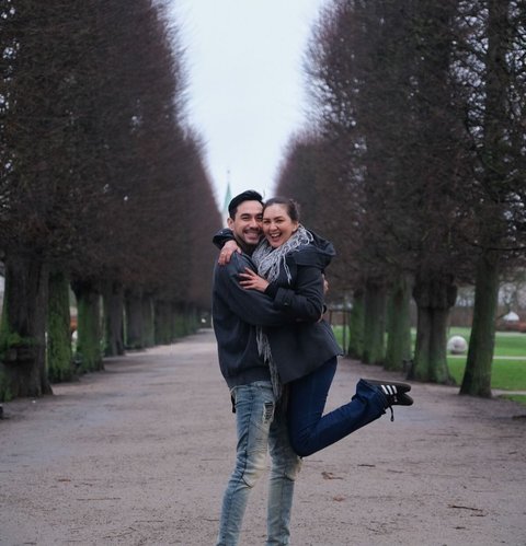 Cinta yang Bertahan 18 Tahun, Potret Manis Donna Agnesia dan Darius Sinathrya