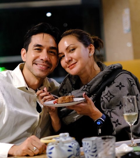 Cinta yang Bertahan 18 Tahun, Potret Manis Donna Agnesia dan Darius Sinathrya