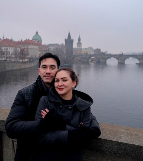 Cinta yang Bertahan 18 Tahun, Potret Manis Donna Agnesia dan Darius Sinathrya